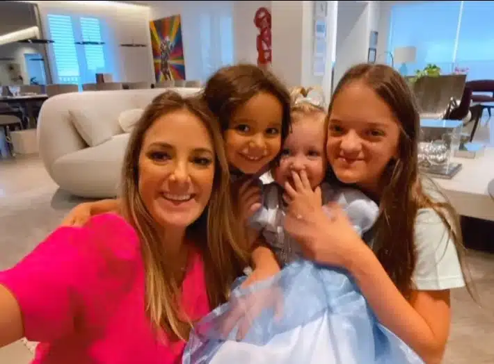 Rafaella Justus com as irmãs bebês e com Ticiane Pinheiro