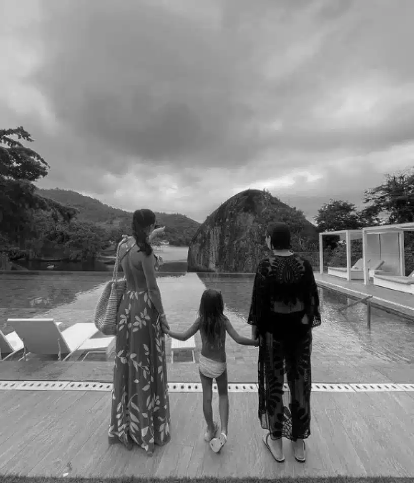 Nina, filha de Mel e Rodrigo Santoro, passeando com a mãe e a avó materna