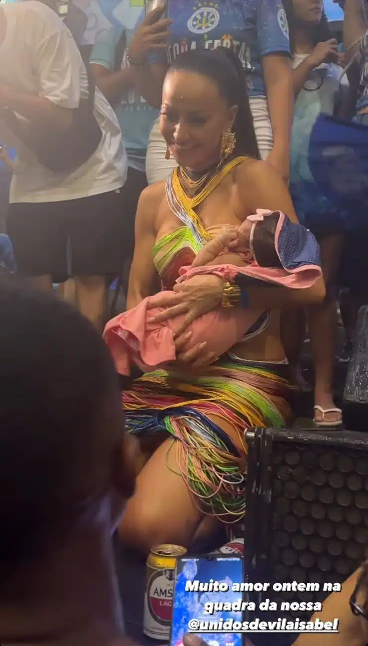 A apresentadora Sabrina Sato posou com uma recém-nascida nos braços, no carnaval