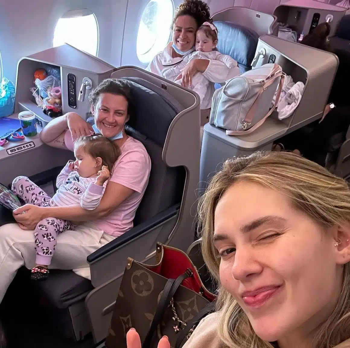 Virgínia Fonseca posa com suas bebês e suas duas babás em ida para viagem de férias