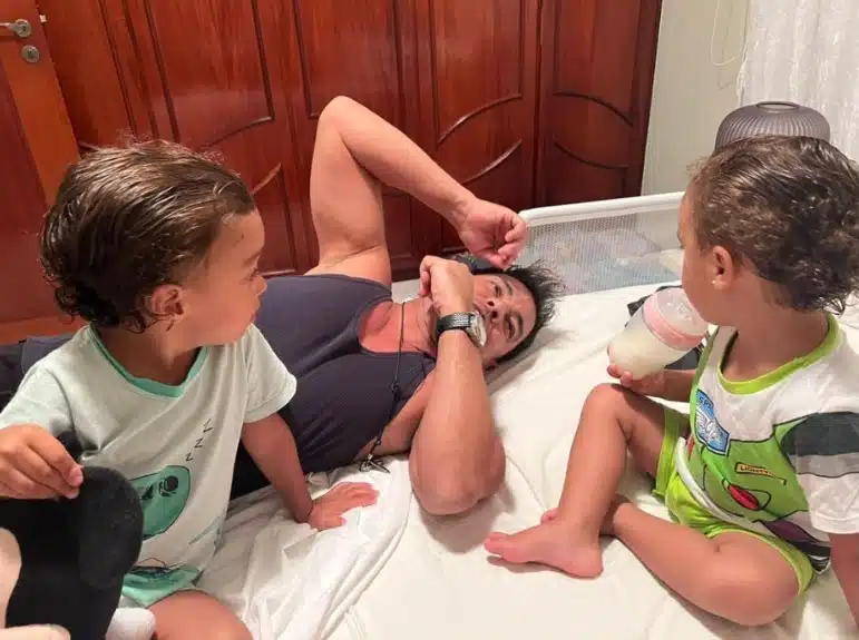 Zezé di Camargo se diverte com seus netos bebês