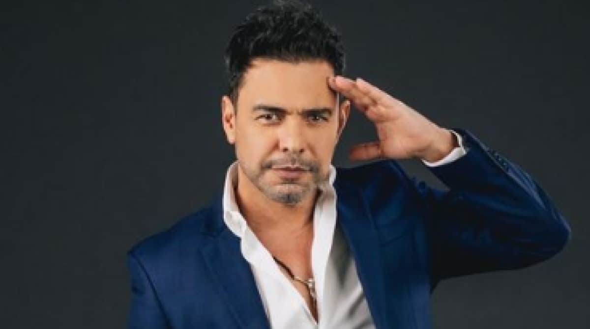 Zezé di Camargo se diverte com o neto em sua fazenda