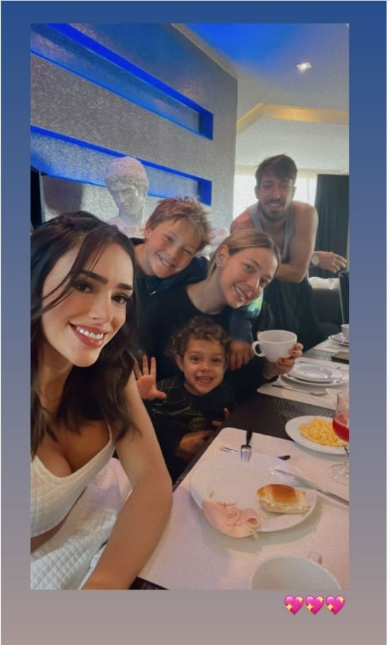 Carol Dantas posa com seu filho com Neymar e a namorada do jogador em Paris e surpreende 
