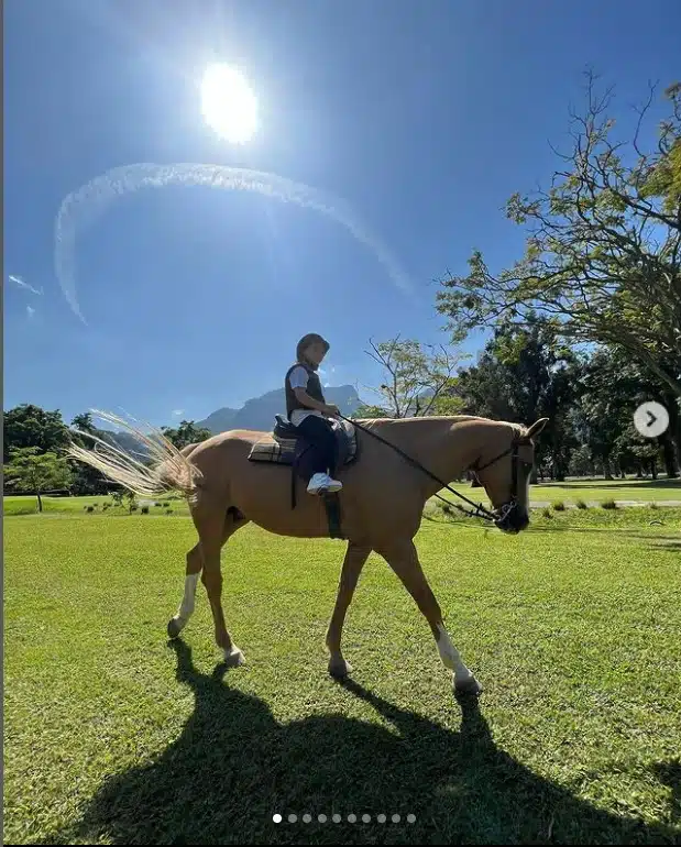 Filha de José Loreto posa andando a cavalo e surpreende 