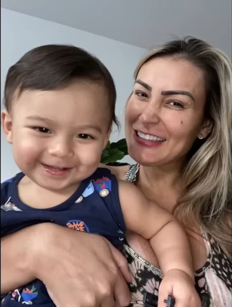 Andressa Urach mostra seu bebê e fala sobre ter perdido a guarda