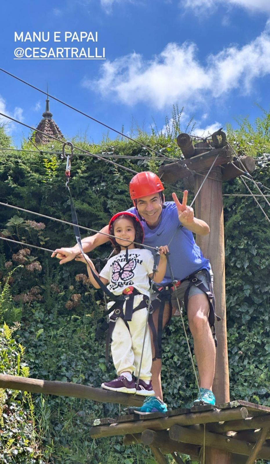 César Tralli brinca com sua filha em viagem