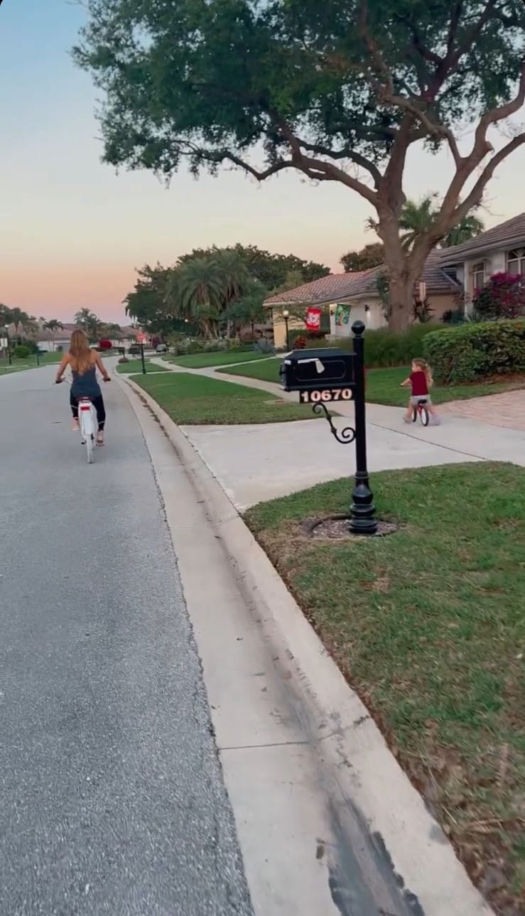 Claudia Leitte anda de bicicleta junto a sua filha nos EUA