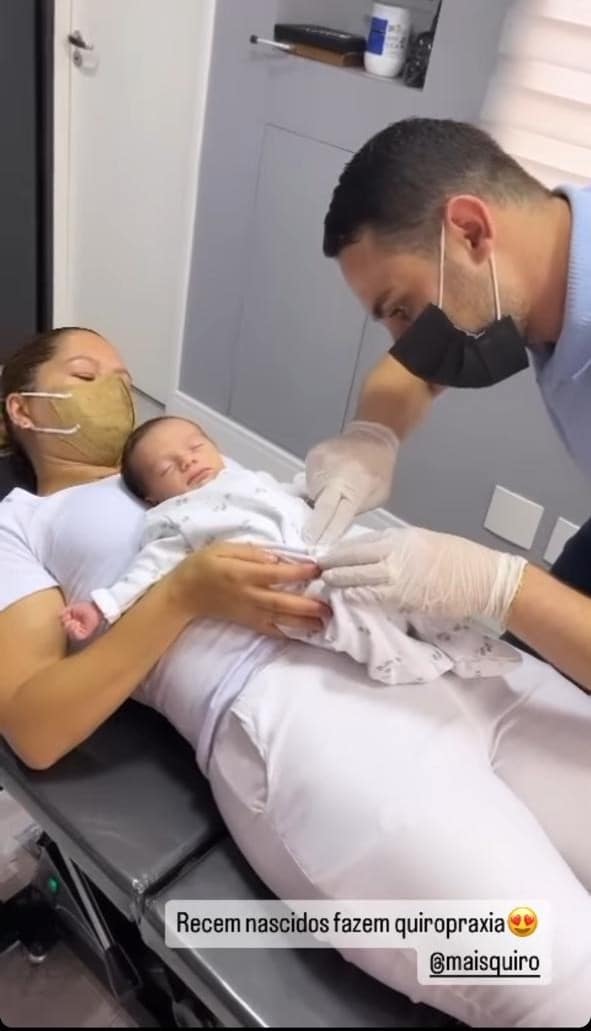 Bebê de Claudia Raia surge com sua babá pela primeira vez