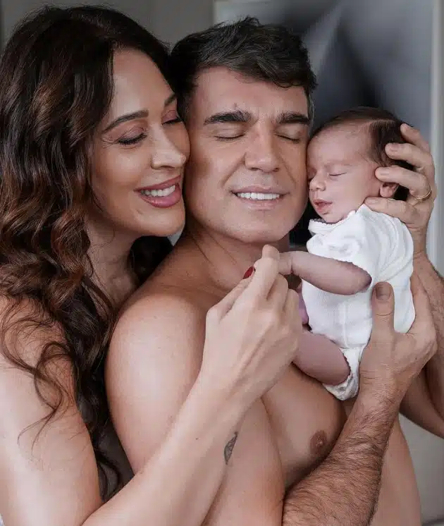 Claudia Raia no ensaio de fotos com o filho e o marido