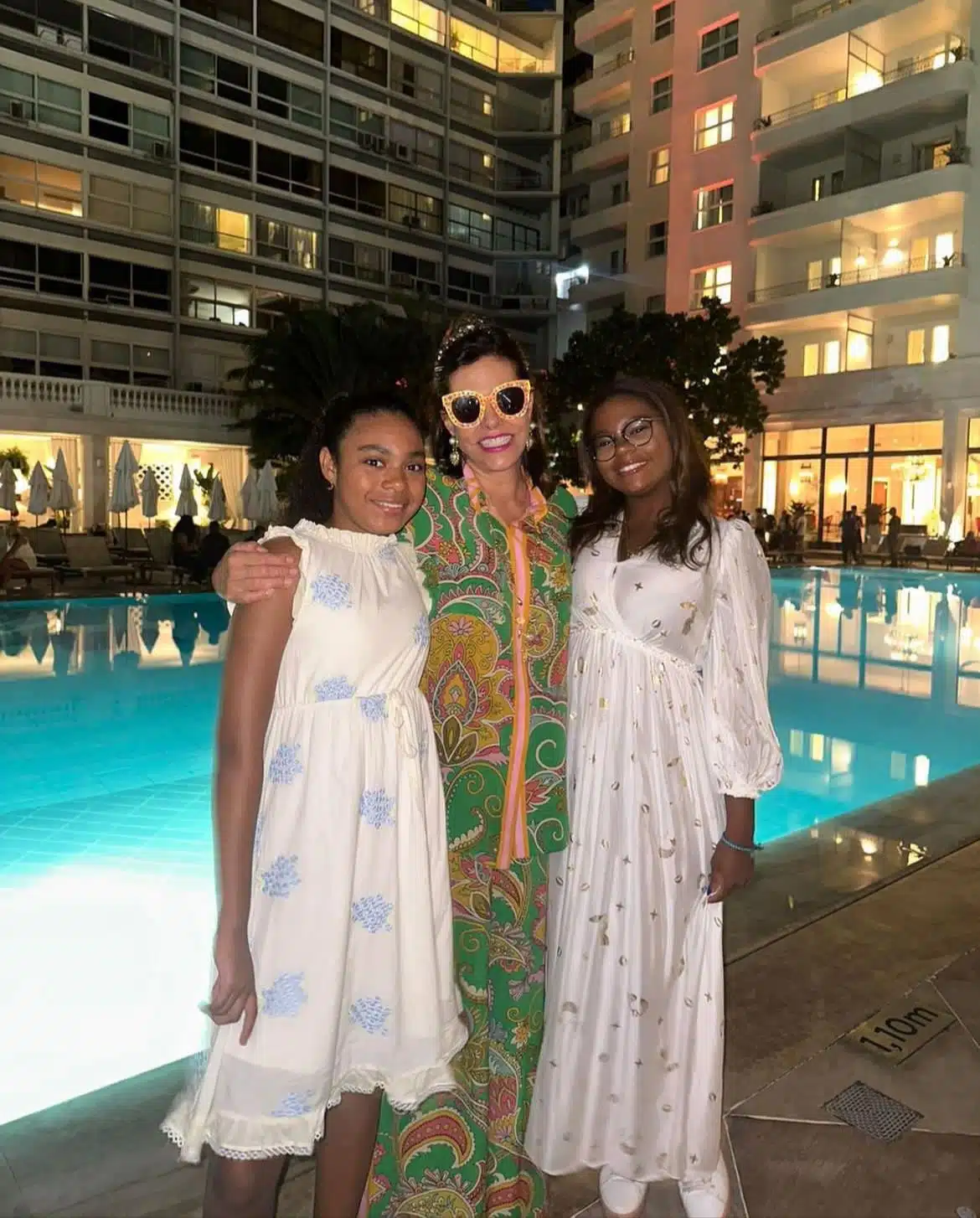 Filhas de Glória Maria posam em rara aparição junto a Narcisa em hotel de luxo no Rio de Janeiro