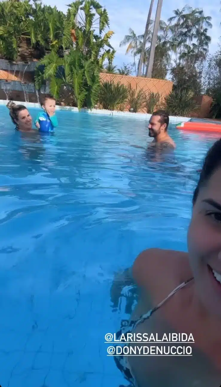 Graciele Lacerda mostra bebê na piscina da fazenda de Zezé