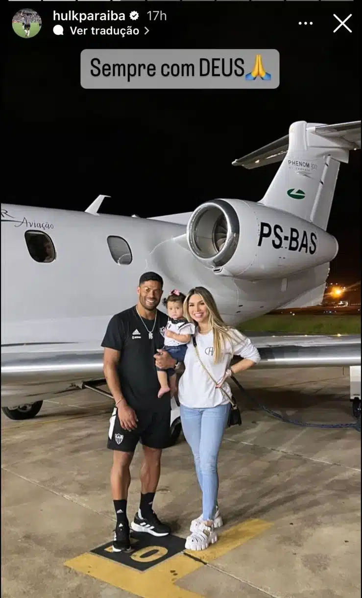 Hulk posa com Camila e sua bebê em avião particular