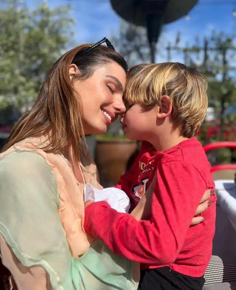 A atriz Isis Valverde posou com o filho, Rael, em uma viagem aos EUA