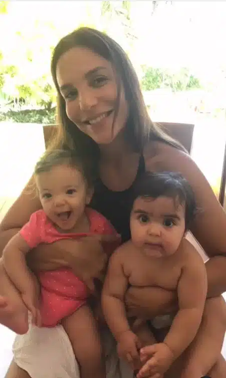 Ivete Sangalo surge com suas filhas gêmeas com Daniel Cady no colo e impressiona 