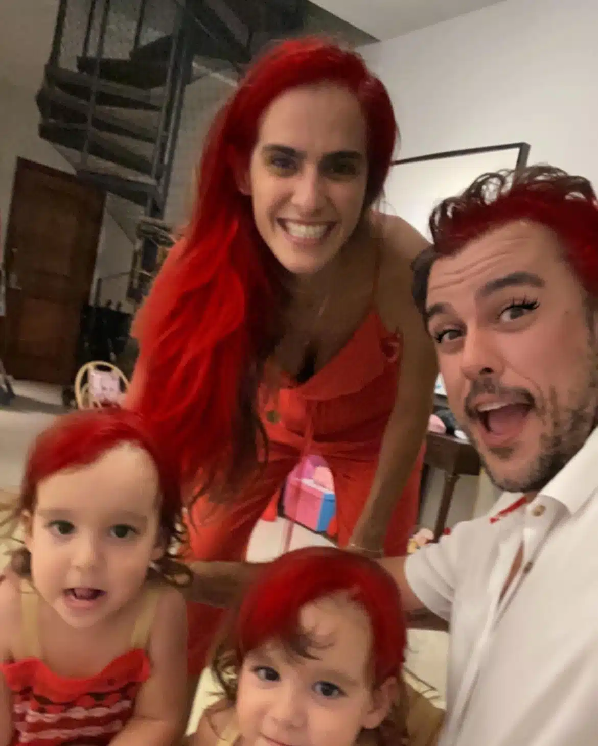 Joaquim Lopes e Marcella Fogaça surgem com suas bebês de cabelo colorido