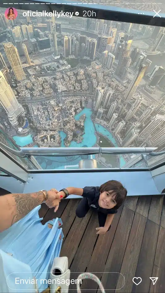Arthur, o caçula de Kelly Key, no prédio mais alto do mundo, em Dubai