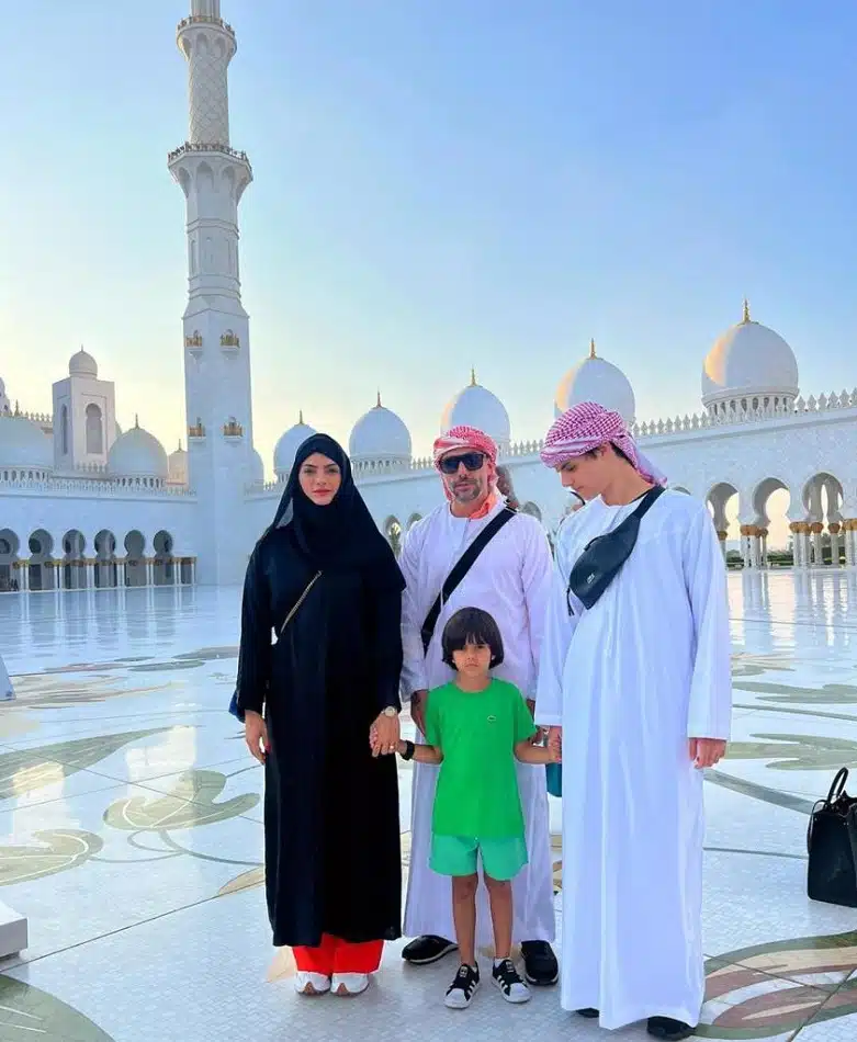 A cantora Kelly Key passeando com a família em uma das mesquitas do local