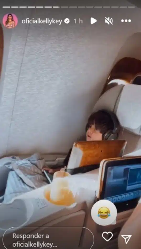 Arthur, o caçula da cantora Kelly Key, viajando com os papais em um avião luxuoso