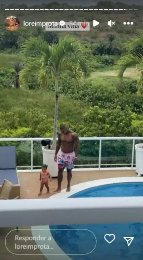 Léo Santana posa com sua bebê na piscina de sua mansão e surpreende
