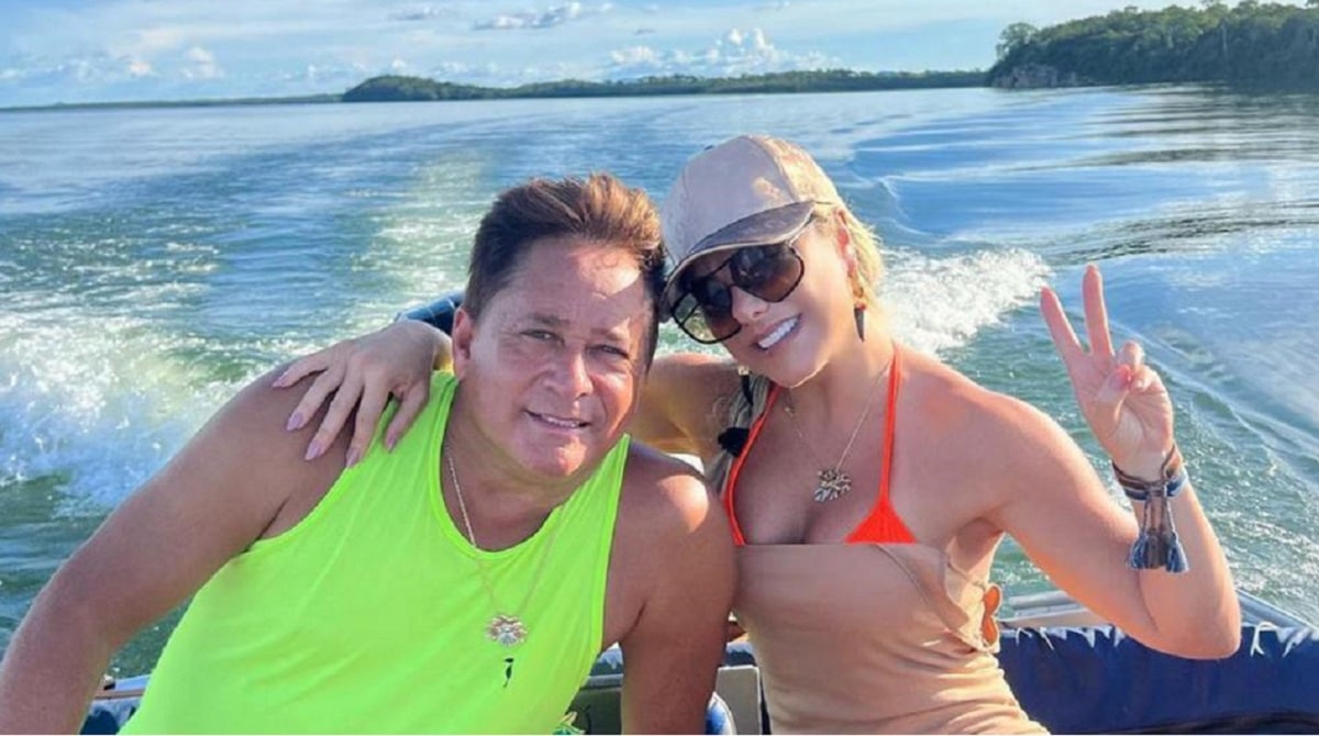 Leonardo e Poliana Rocha posam com a neta mais nova na luxuosa mansão