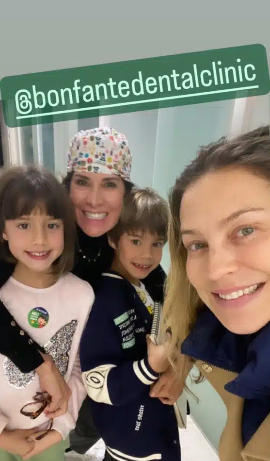 A atriz Luana Piovani mostrou os filhos no dentista
