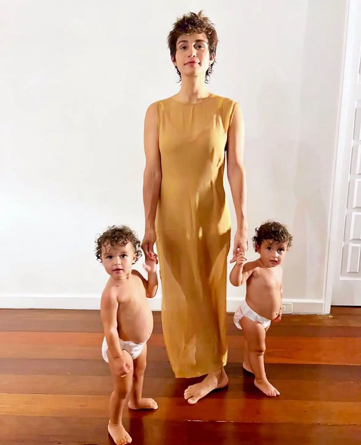 Nanda Costa posa com suas bebês gêmeas e semelhança impressiona