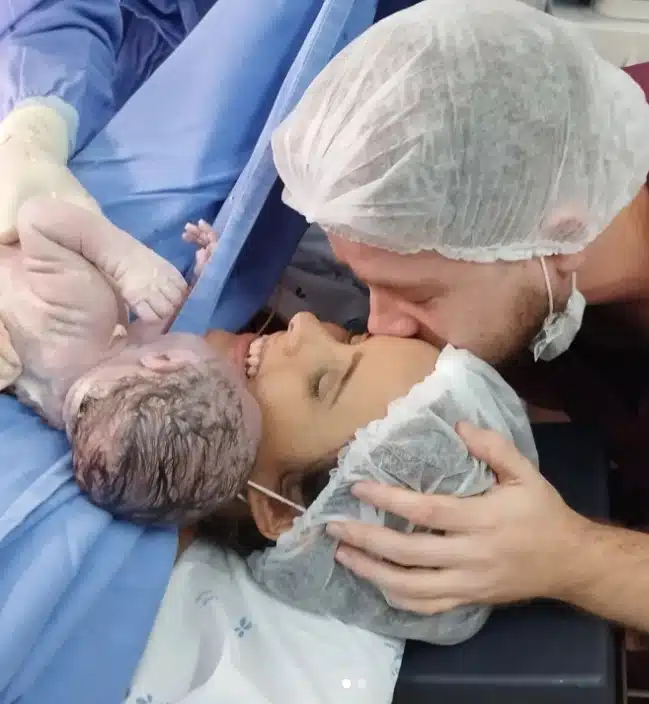 Pedro Malta com o seu filho recém-nascido
