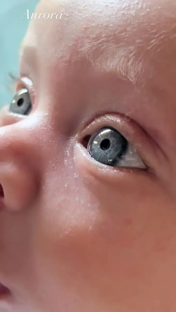 Aurora, bebê de Cintia Dicker e Pedro Scooby, deixou os fãs encantados com a cor dos olhos 