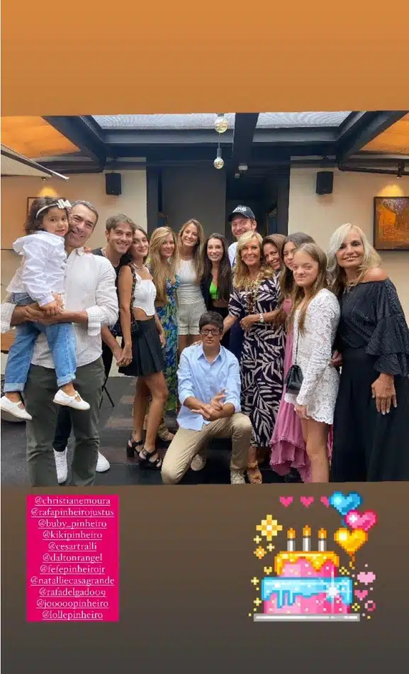 Rafaella Justus com a família da mãe, Tici, celebrando o aniversário da tia e da prima 