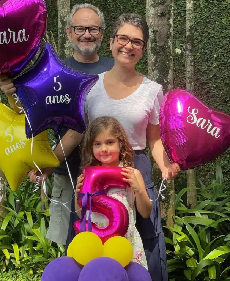 Sara, neta de Sandra Annenberg e Ernesto Paglia, comemorando o aniversário com os avós jornalistas 