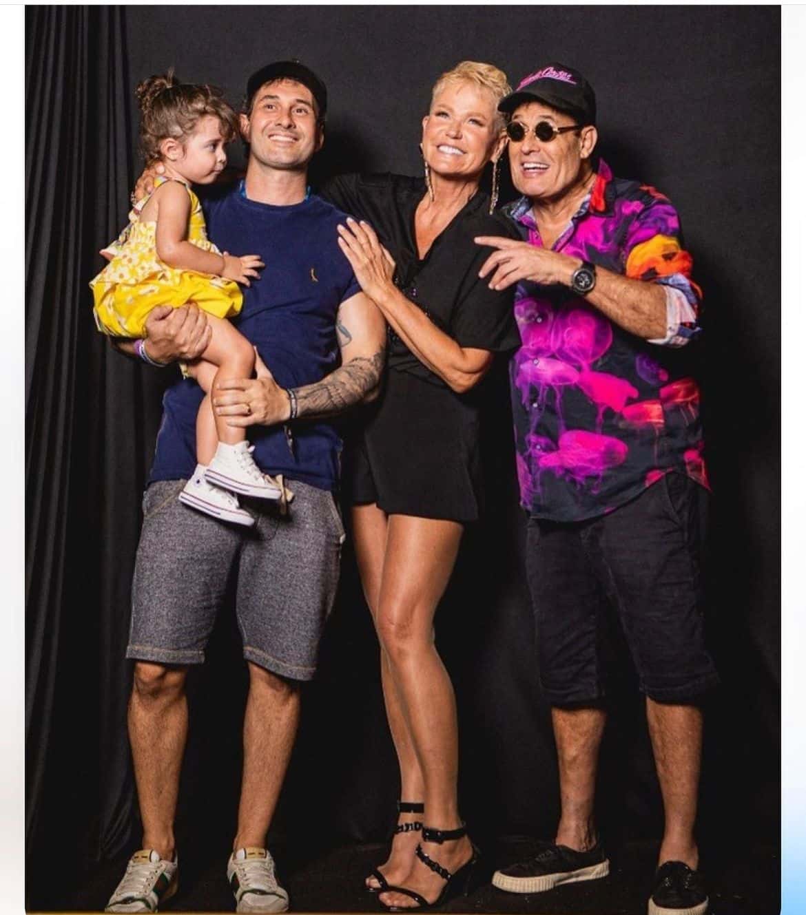 Sérgio Mallandro posa com sua netinha bebê e seu filho junto a amiga Xuxa