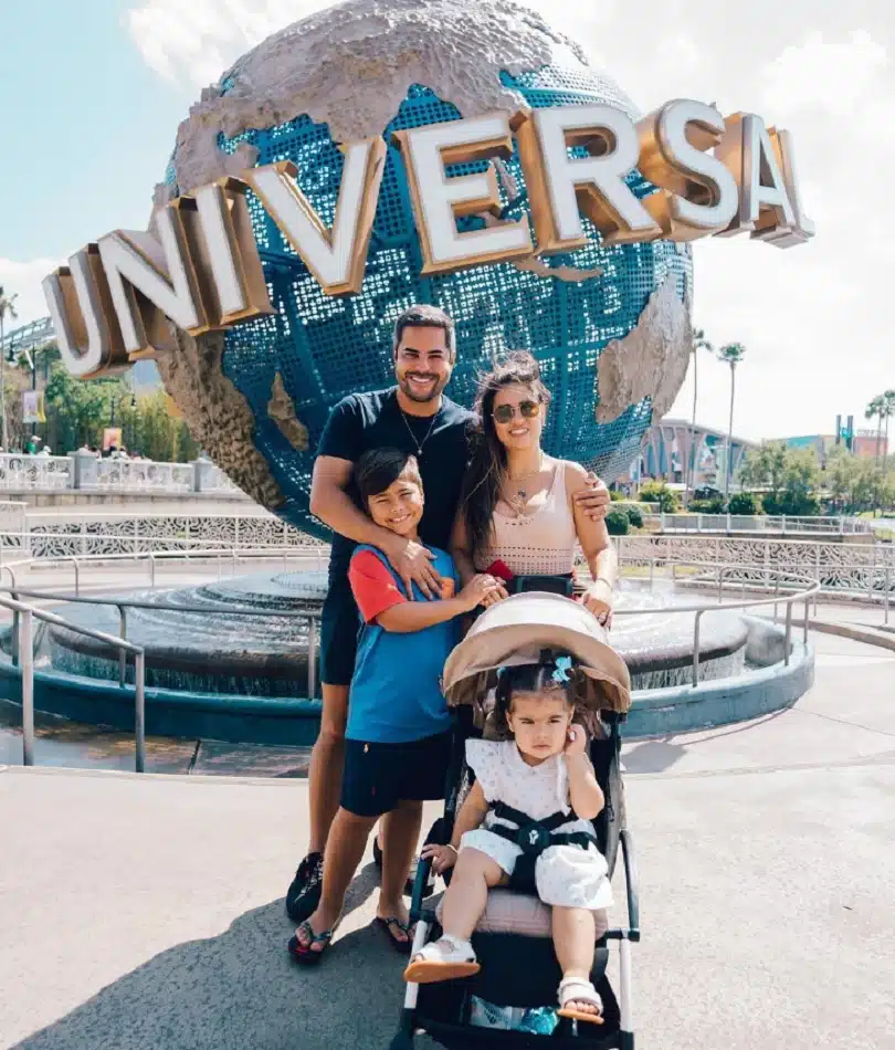 A sertaneja Simone se divertindo com a família em um dos parques temáticos de Orlando
