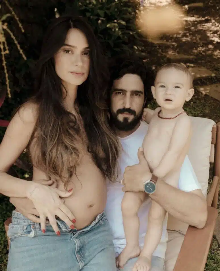 Grávidos, os atores Thaila Ayala e Renato Góes posam com seu bebê em lindo ensaio de fotos