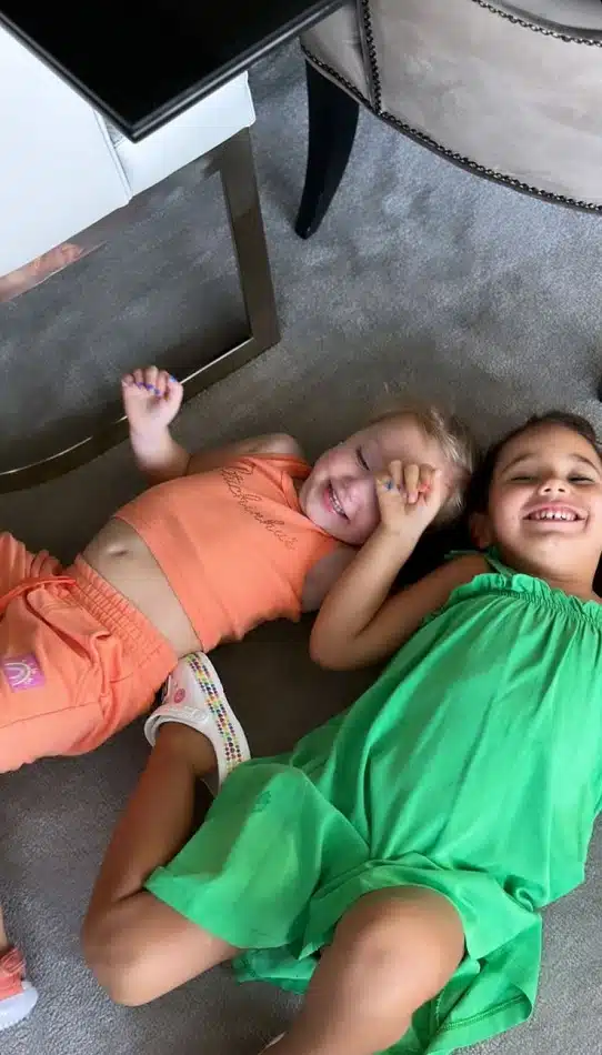 Vicky e Manu, bebês de Roberto Justus e Ticiane Pinheiro, brincando juntas 
