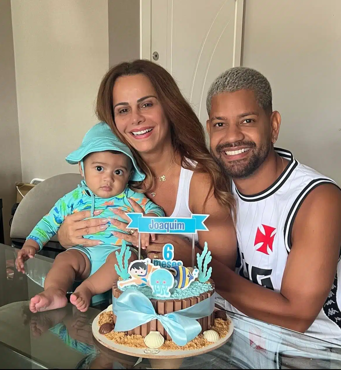 Viviane Araújo e o marido comemoram os seis meses de seu bebê na cobertura