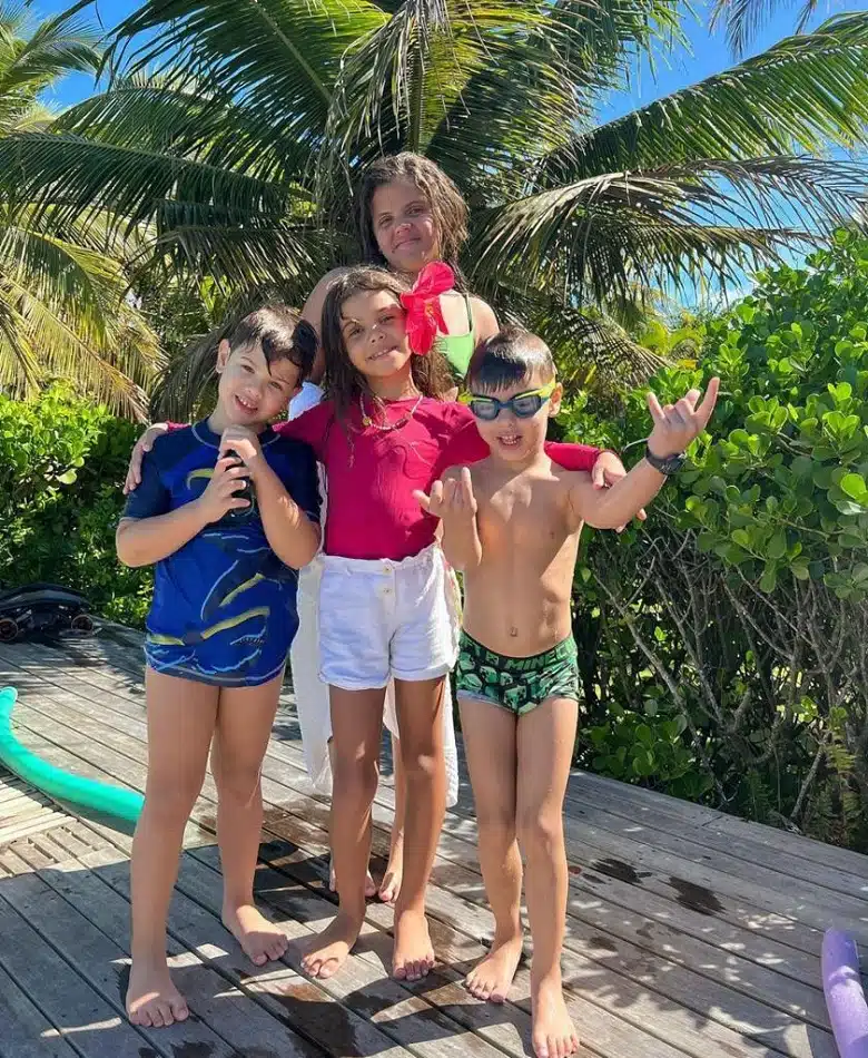 Gabriel e Samuel, filhos de Andressa Suita e Gusttavo Lima, passando o feriado prolongado na praia com as amiguinhas