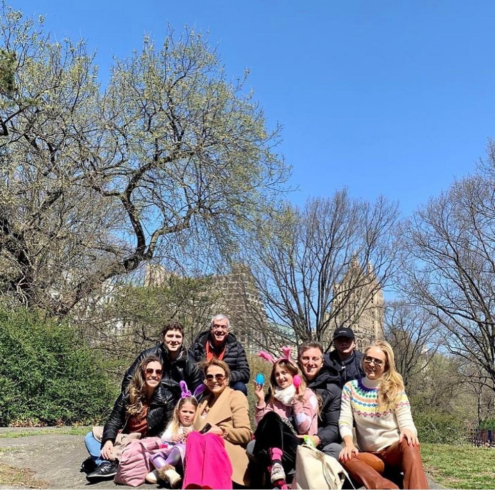 A apresentadora Angélica passou o domingo de Páscoa com a família, no Central Park