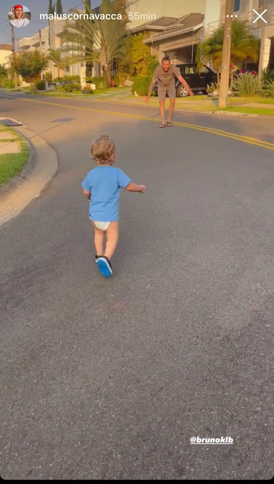 Bruno do KLB e seu bebê brincam em rua de condomínio fechado