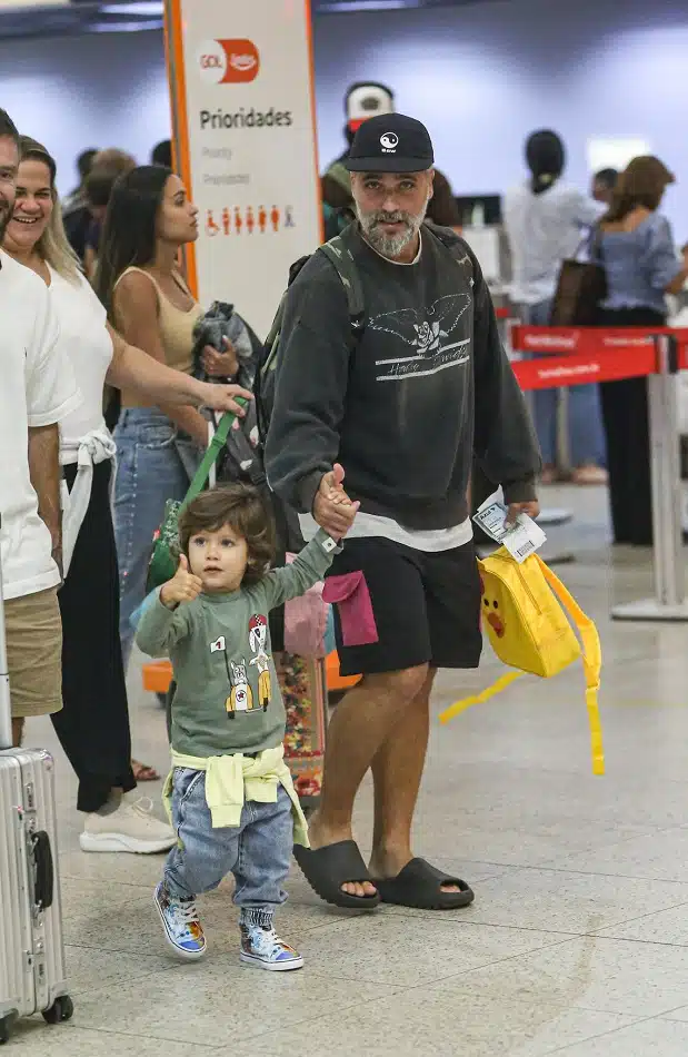 Bruno Gagliasso e Zyan embarcando no aeroporto do Rio de Janeiro