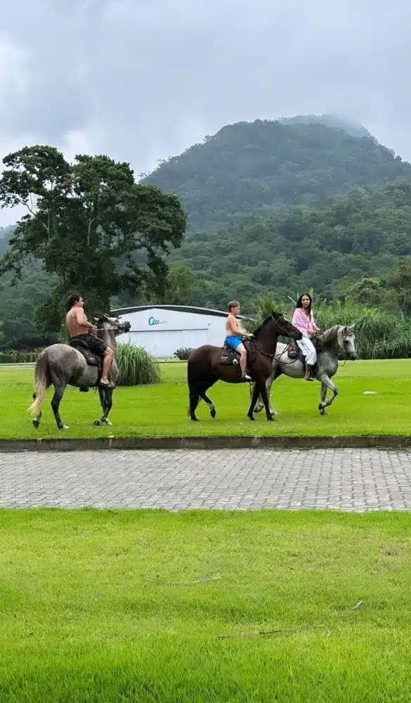Filho de Carol Danas e Neymar andando a cavalo no condomínio dele
