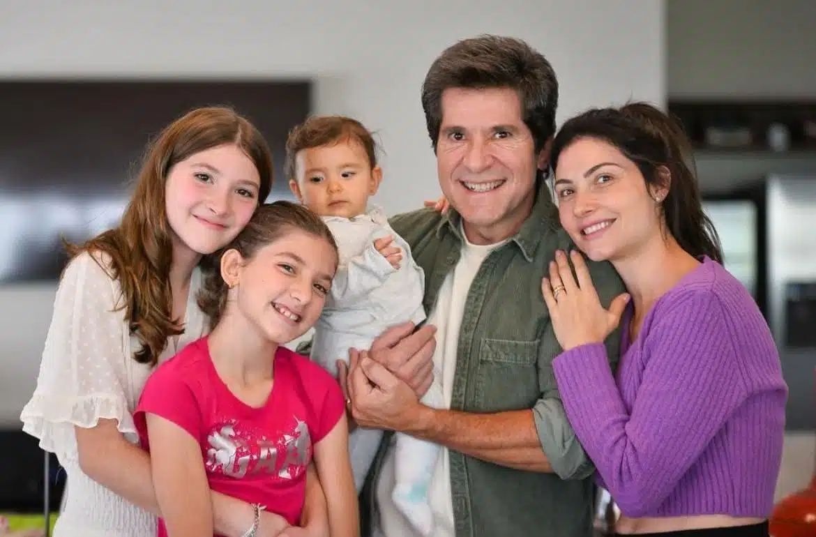 Daniel posa com suas filhas e esposa