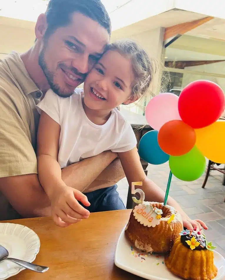 Bella, filha de Débora Nascimento e José Loreto, completou 5 anos e ganhou uma festa dos papais famosos