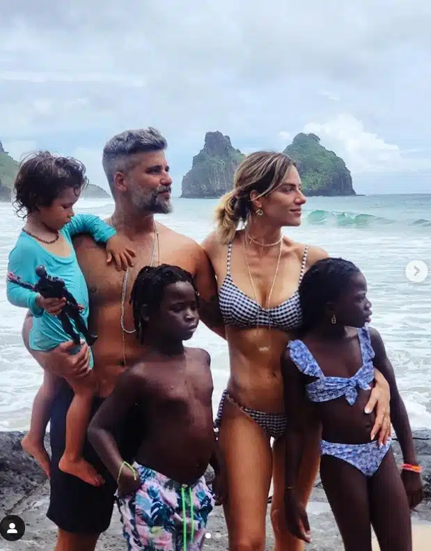 Giovanna Ewbank e Bruno Gagliasso surgem seus 3 filhos em Fernando de Noronha e surpreendem