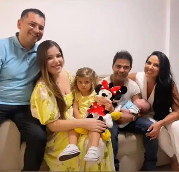Graciele Lacerda e Zezé posam com amigos e filhos deles