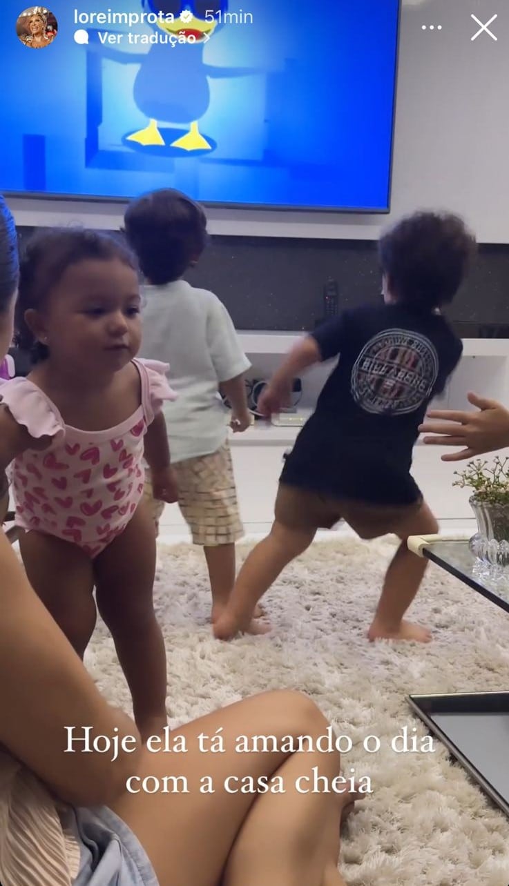 Lorena Improta mostra a filha brincando com os amiguinhos