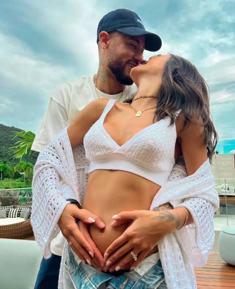 Após suspeitas, Bruna Biancardi e Neymar confirmam gravidez e ela exibe a barriguinha