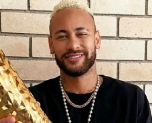 Neymar recebe amigos na mansão e namorada do jogador posa com bebê