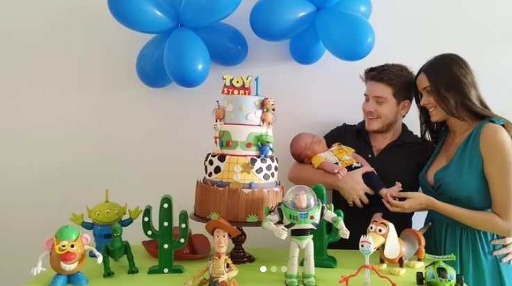 Pedro Malta com seu bebê no mêsversário dele