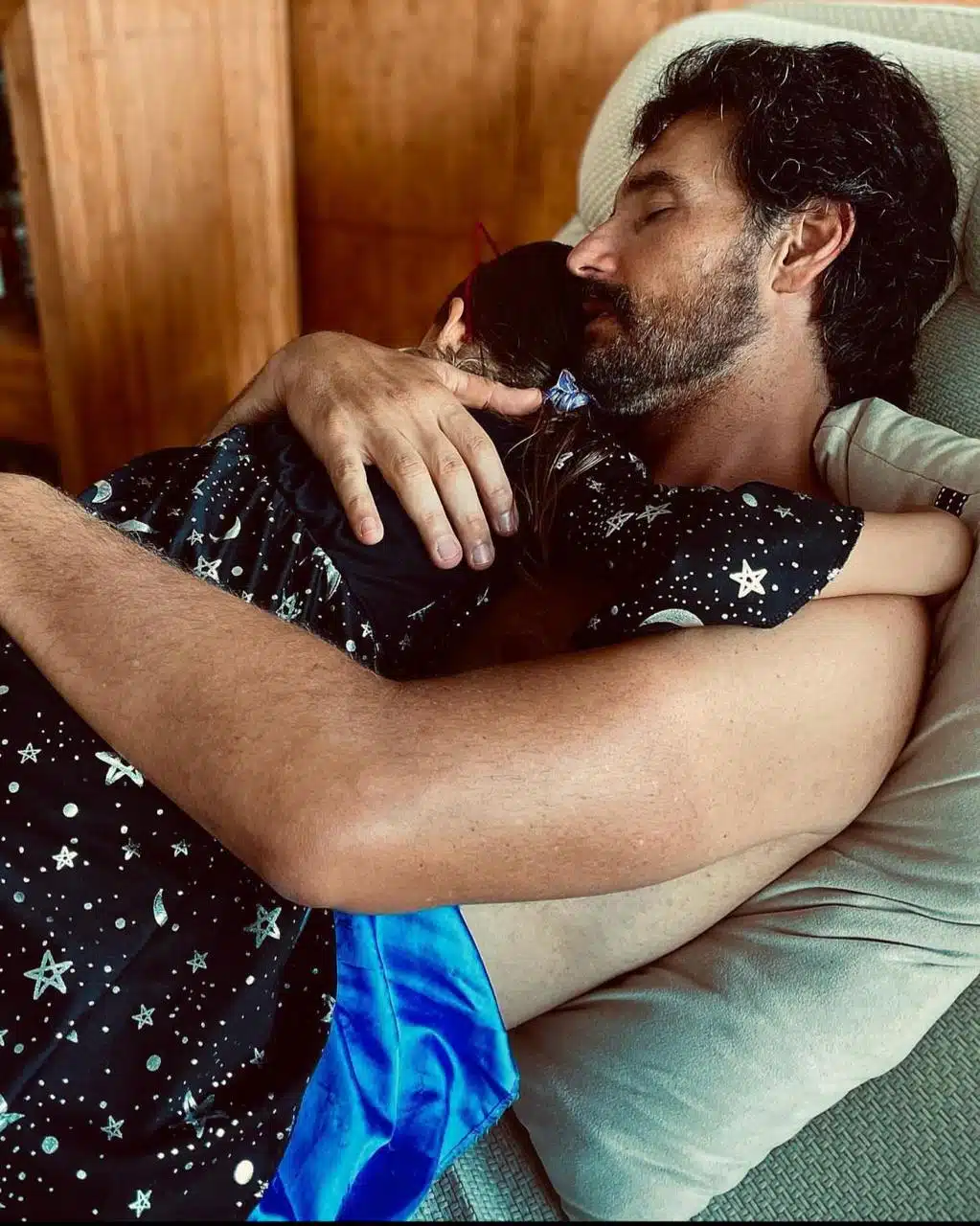 Rodrigo Santoro posa com a filha e impressiona