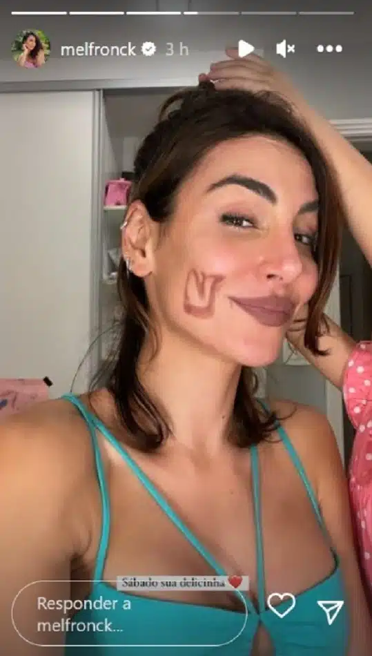 Nina, filha de Mel Fronckowiak e Rodrigo Santoro, surgiu maquiando a mamãe 